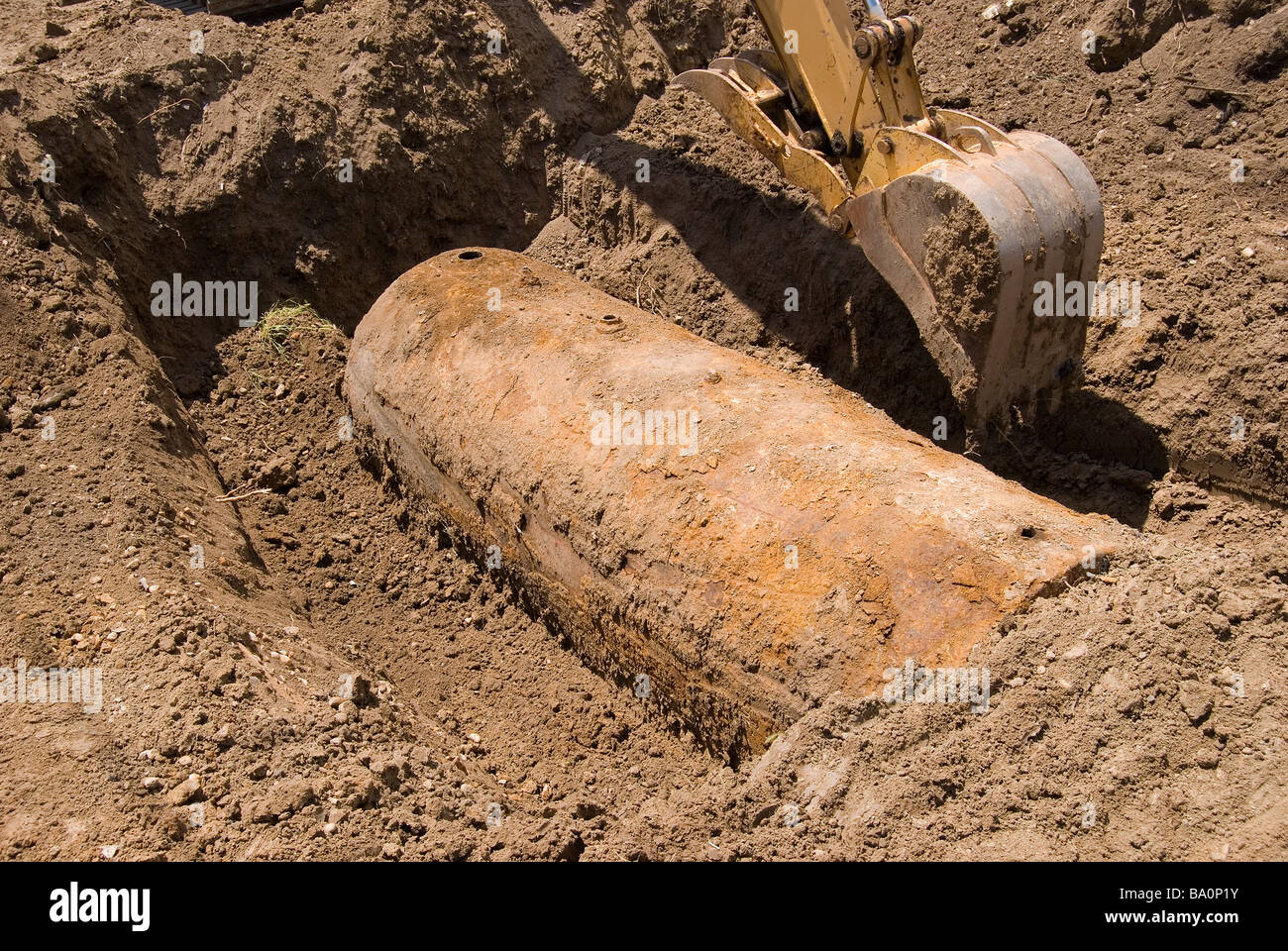 Aushub verlassenen unterirdischen Erdöl Lagerung Tank (UST) mit Baggerlader. Stockfoto