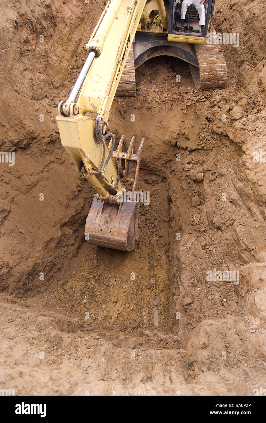 Track Bagger entfernen Rock von Ausgrabungen im Rahmen einer ökologischen Sanierung montiert. Stockfoto