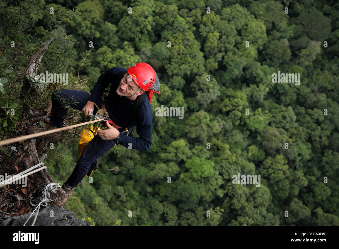 Abseilen in einer isolierten Höhle im Mulu Nationalpark, Sarawak Borneo Stockfoto