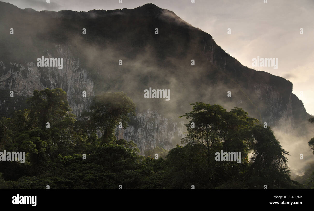 Gunung Benarat kurz nach Sonnenaufgang Stockfoto