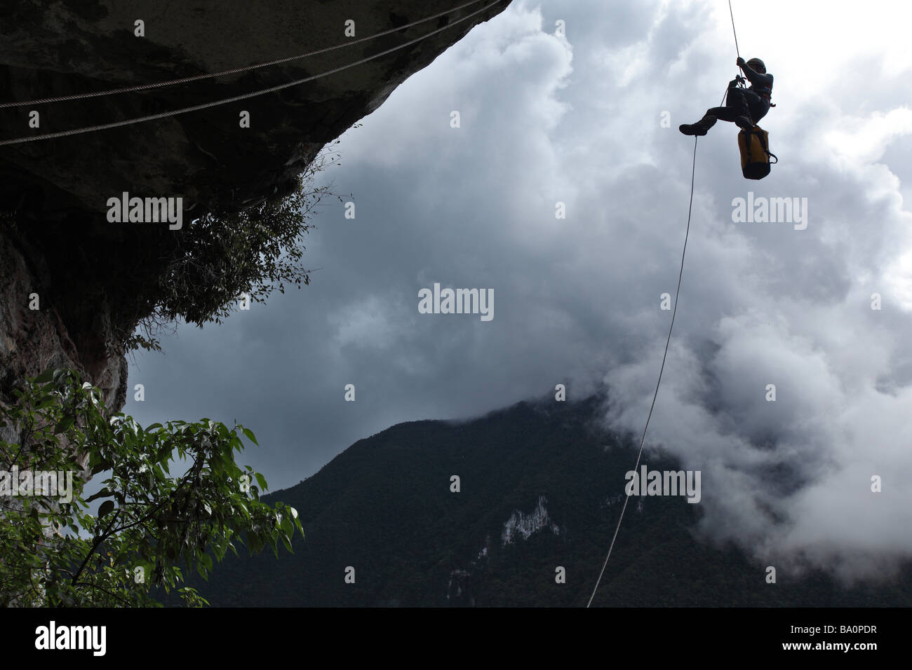 Abseilen in einer isolierten Höhle im Mulu Nationalpark, Sarawak Borneo Stockfoto