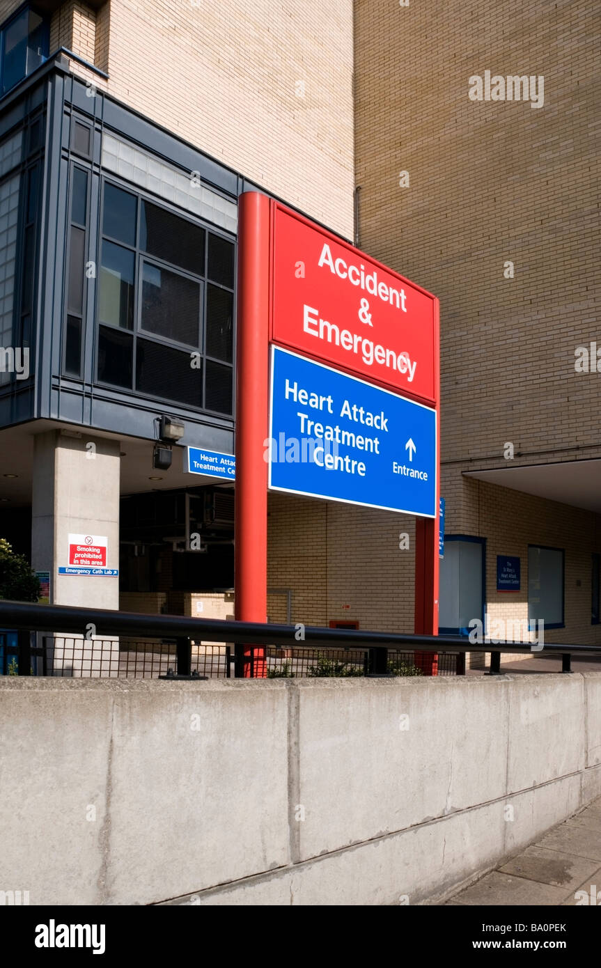 Unfall & Notfall Herzinfarkt Behandlungszentrum, Eingang zum St. Mary Hospital unterzeichnet, Paddington, London, UK, Europa, EU Stockfoto