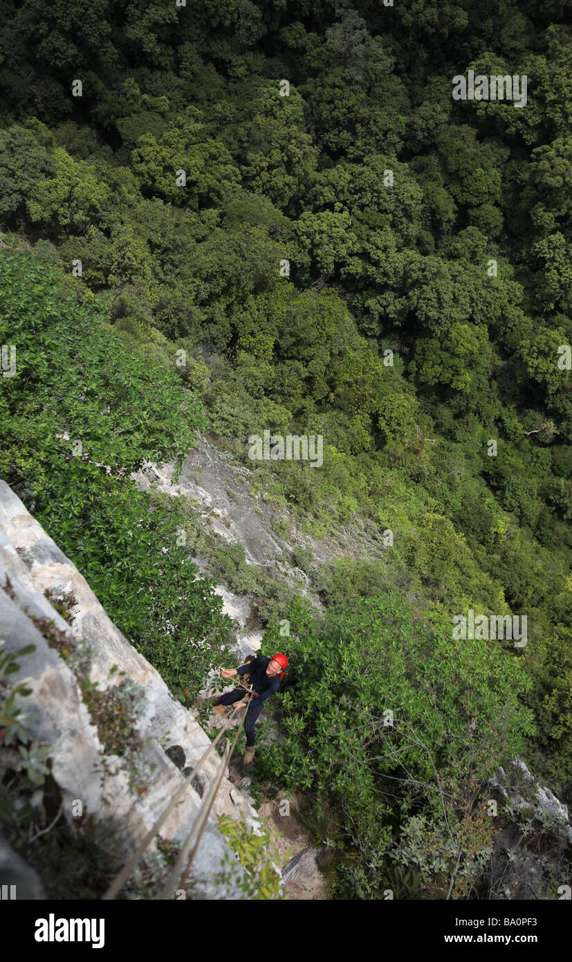 Abseilen in einer isolierten Höhle im Mulu Nationalpark, Sarawak Borneo Stockfoto