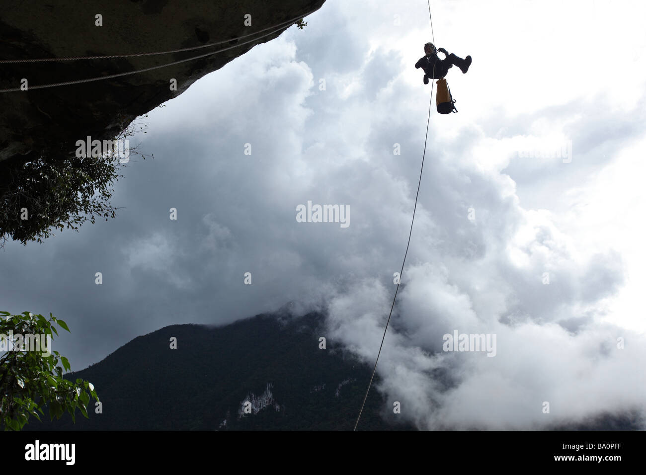 Abseilen in einer isolierten Höhle im Mulu Nationalpark, Sarawak Borneo Stockfoto