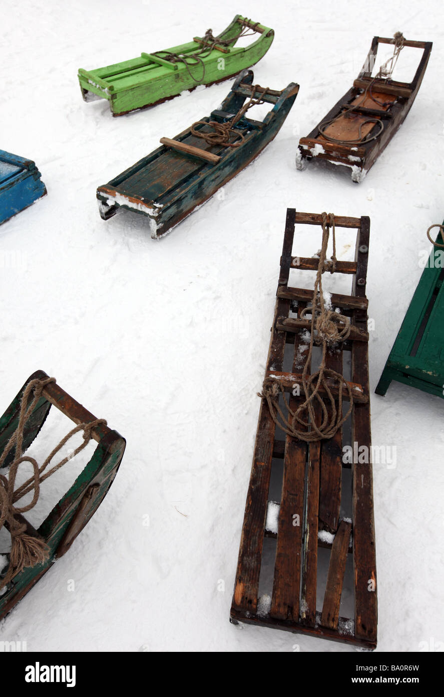 Schlitten, mit denen vorbeilaufenden Besucher rund um die Ski-Felder von Gulmarg Kaschmir Indien schleppen liegen im Schnee warten auf Kunden. Stockfoto