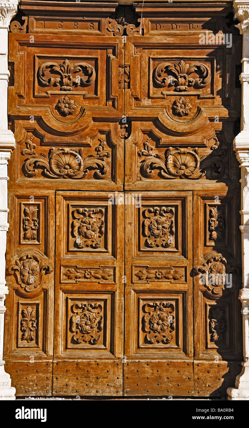 Schön geschnitzte Tür der berühmte und historische Basilika di Santa Maria di Collemaggio in l ' Aquila in den Abruzzen, Italien Stockfoto