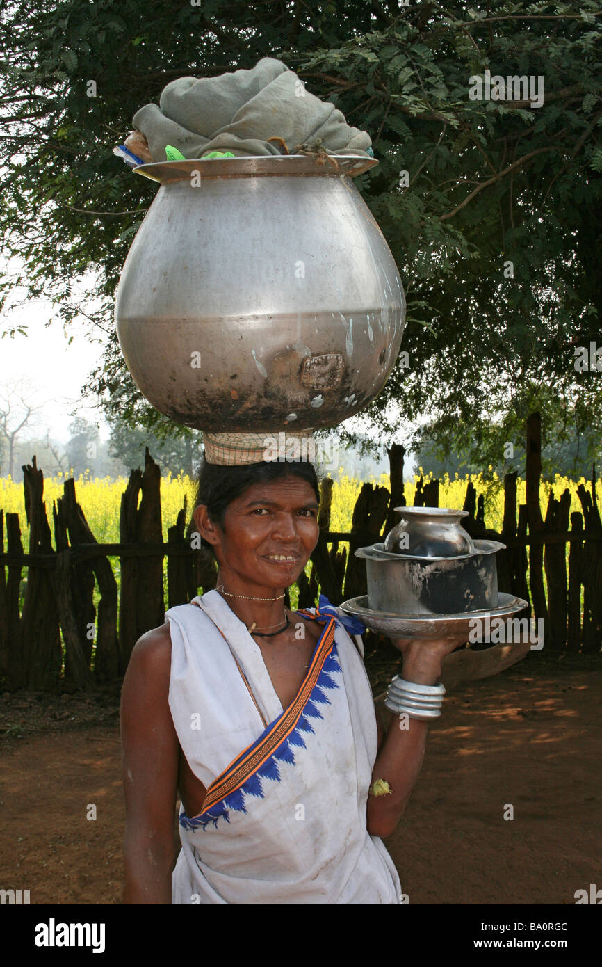 Porträt der indischen Frau des Stammes Dhuruba großen Wasserkrug auf dem Kopf tragen Stockfoto