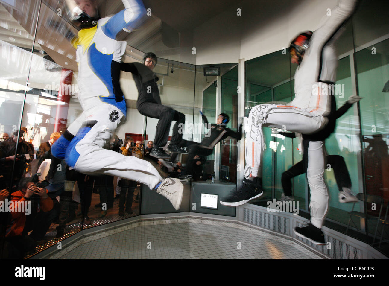 Indoor Skydiving-Simulator, Freifall-Simulation von einem Skydive. Ein indoor Windkanal in Bottrop, Deutschland. Stockfoto