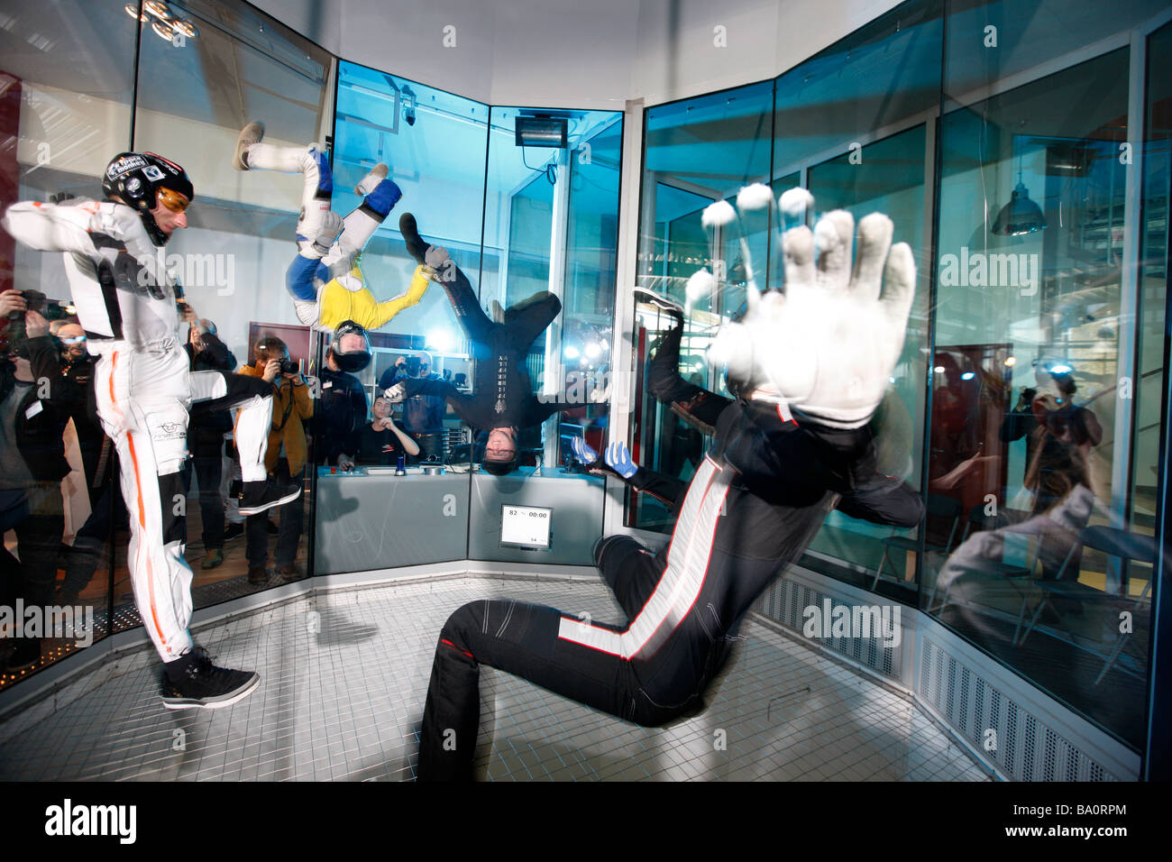 Indoor Skydiving-Simulator, Freifall-Simulation von einem Skydive. Ein indoor Windkanal in Bottrop, Deutschland. Stockfoto