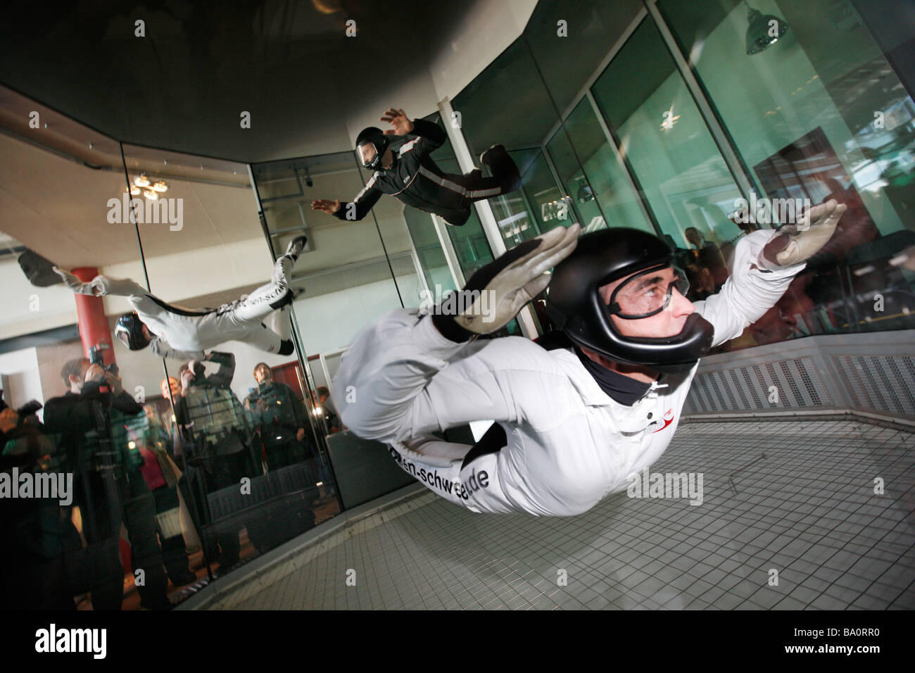 Indoor Skydiving-Simulator, Freifall-Simulation von einem Skydive. Ein indoor Windkanal in Bottrop, Deutschland. Stockfoto