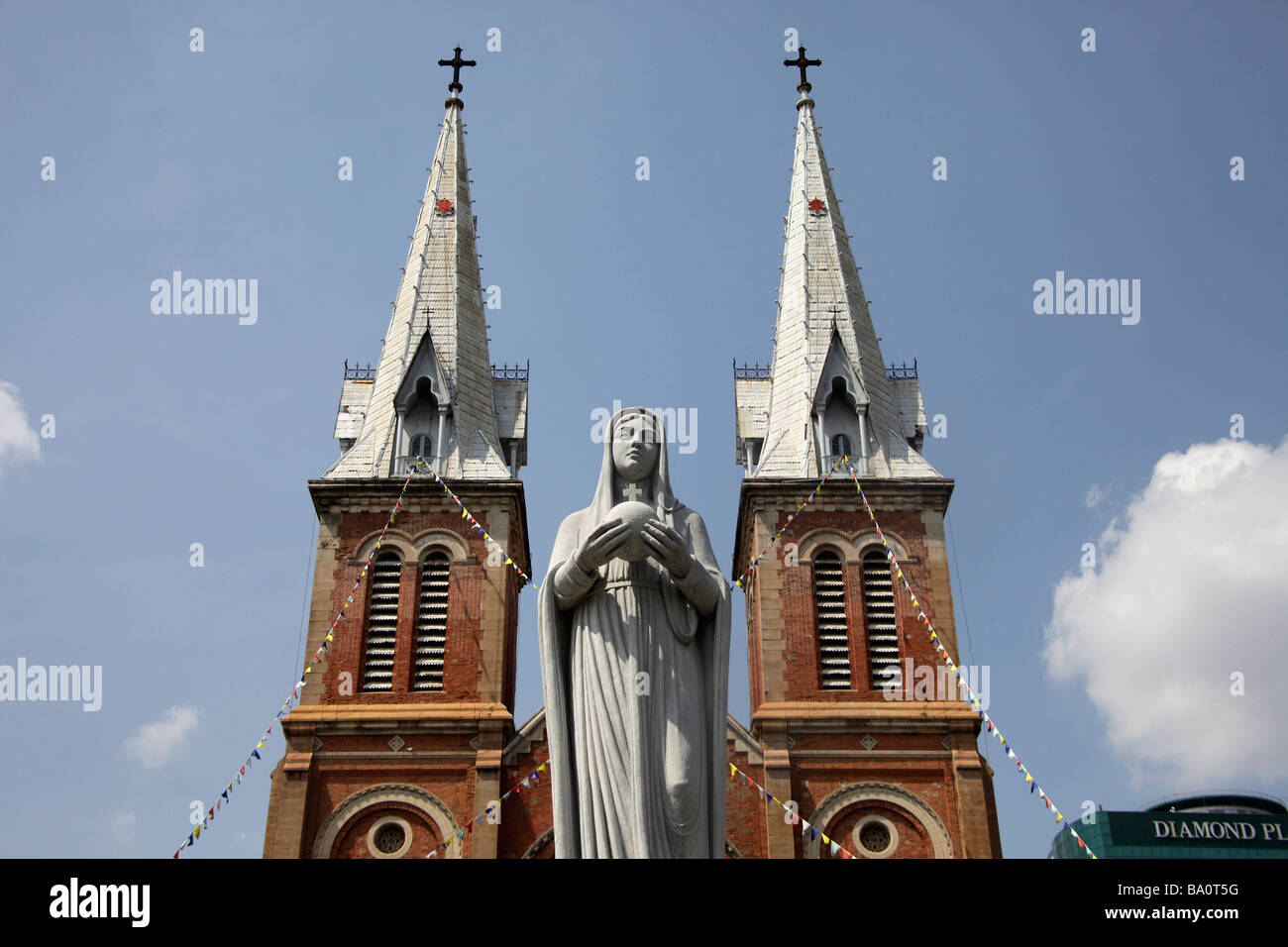 Madonna vor der Notre Dame Kathedrale in Saigon-Ho-Chi-Minh-Stadt-Vietnam Stockfoto
