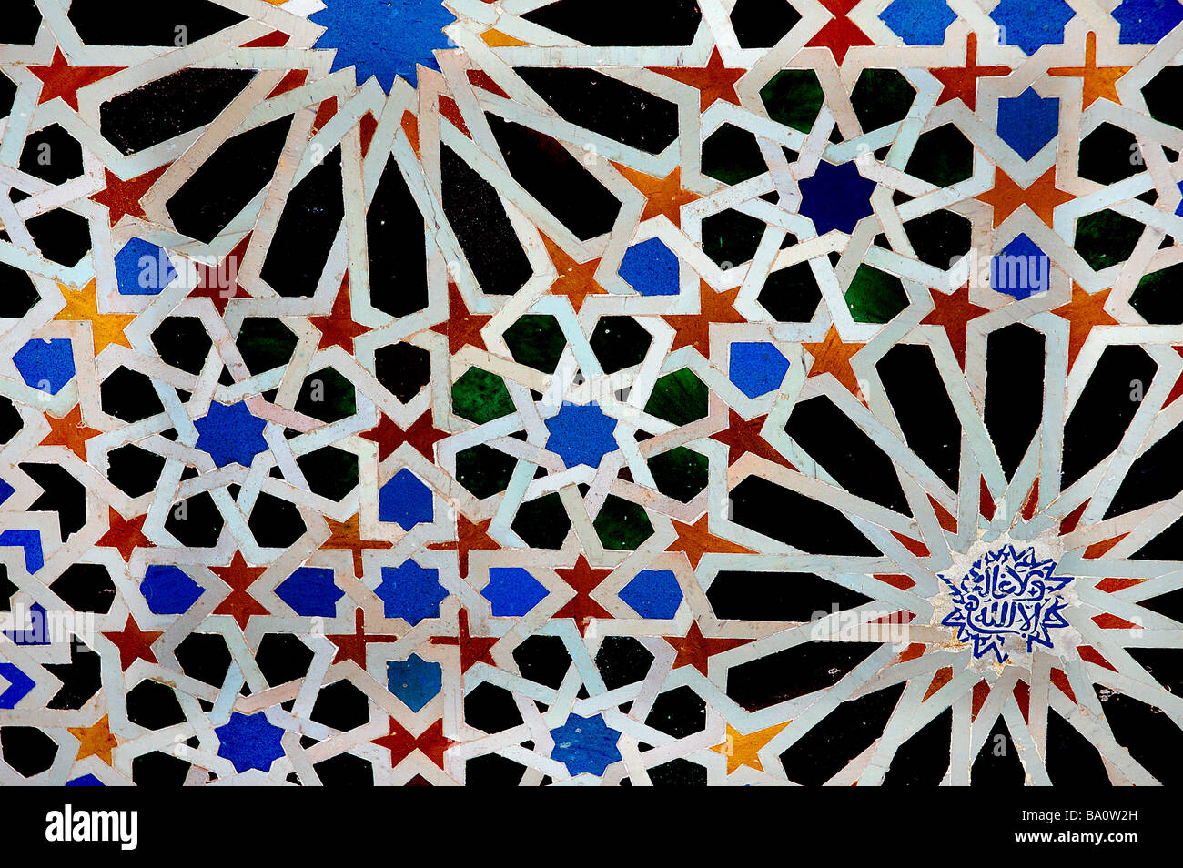 Dekorfliese an der Alhambra mit arabischen Designdetails in Form von farbigen geometrischen Muster Stockfoto