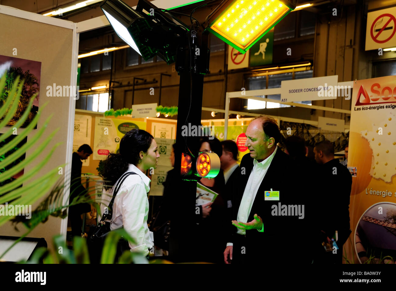PARIS, FRANKREICH, Businessman Speaking Sustainability Trade Show, LED Ecological Lighting Exhibit 'Abyss Industry Co' Green Business Shop, Responsible Stockfoto