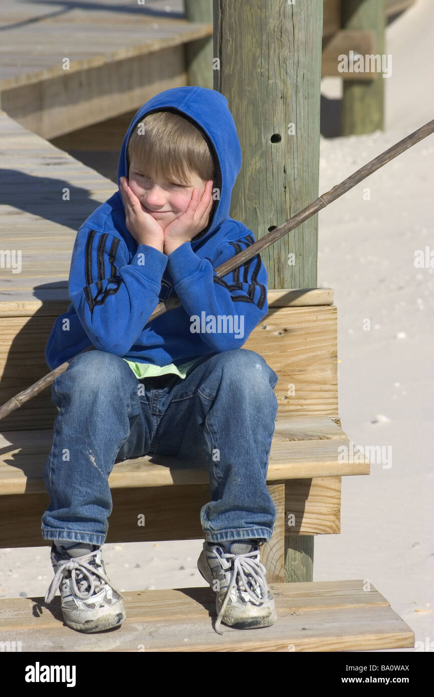 Grundschule junge im blauen Sweatshirt. Gulf Shores, Alabama Stockfoto