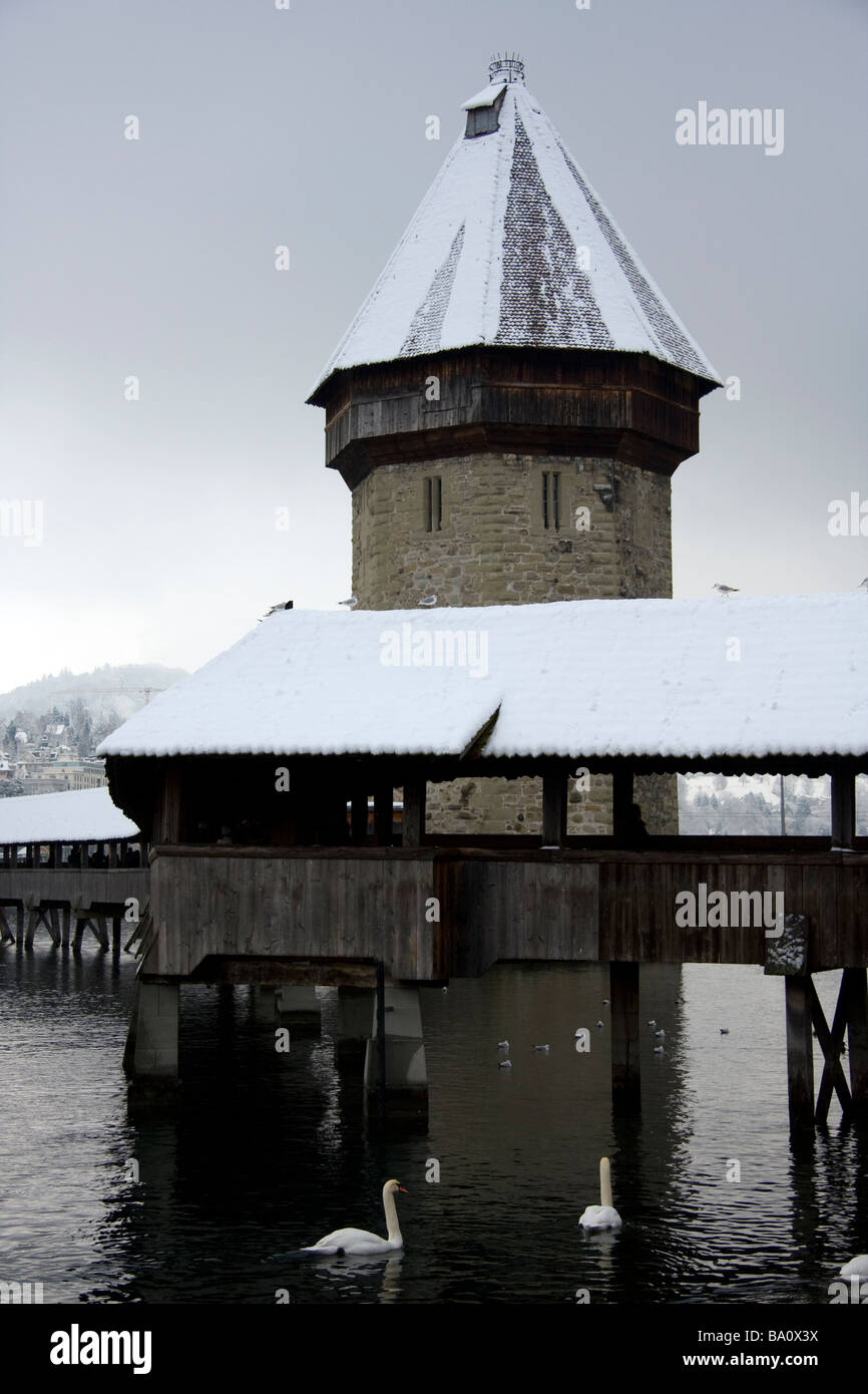 Kapellbrücke Luzern mit Schnee bedeckt Stockfoto
