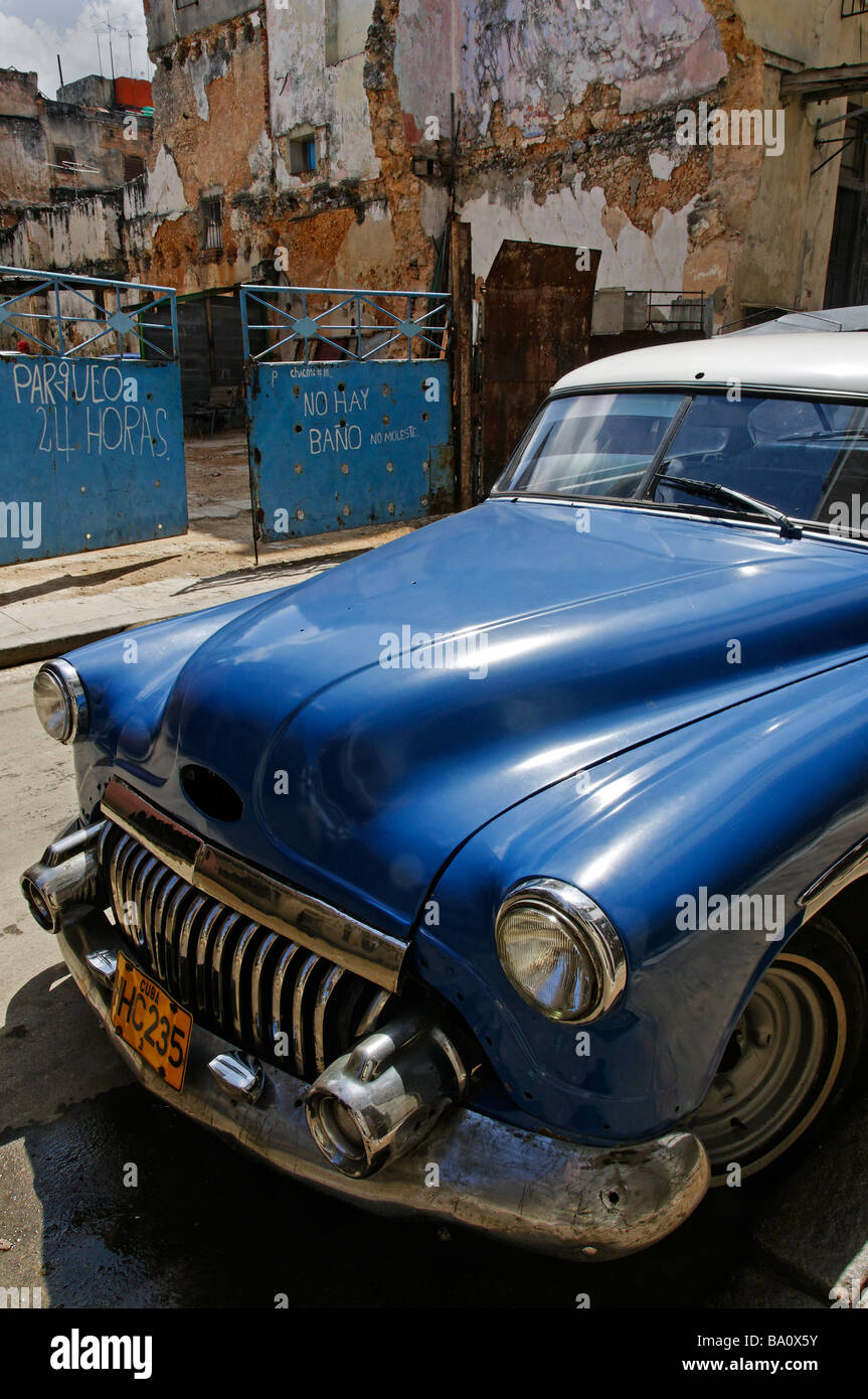 Amerikanische Oldtimer, heruntergekommen Bereich, Havanna Stockfoto