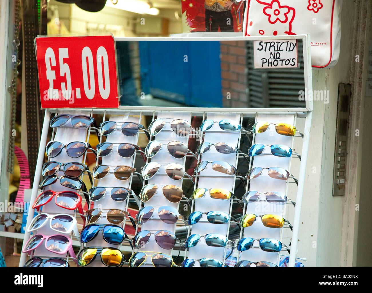 strikt anzeigen keine Fotos anmelden Sonnenbrillen außen Shop in Chinatown London Stockfoto