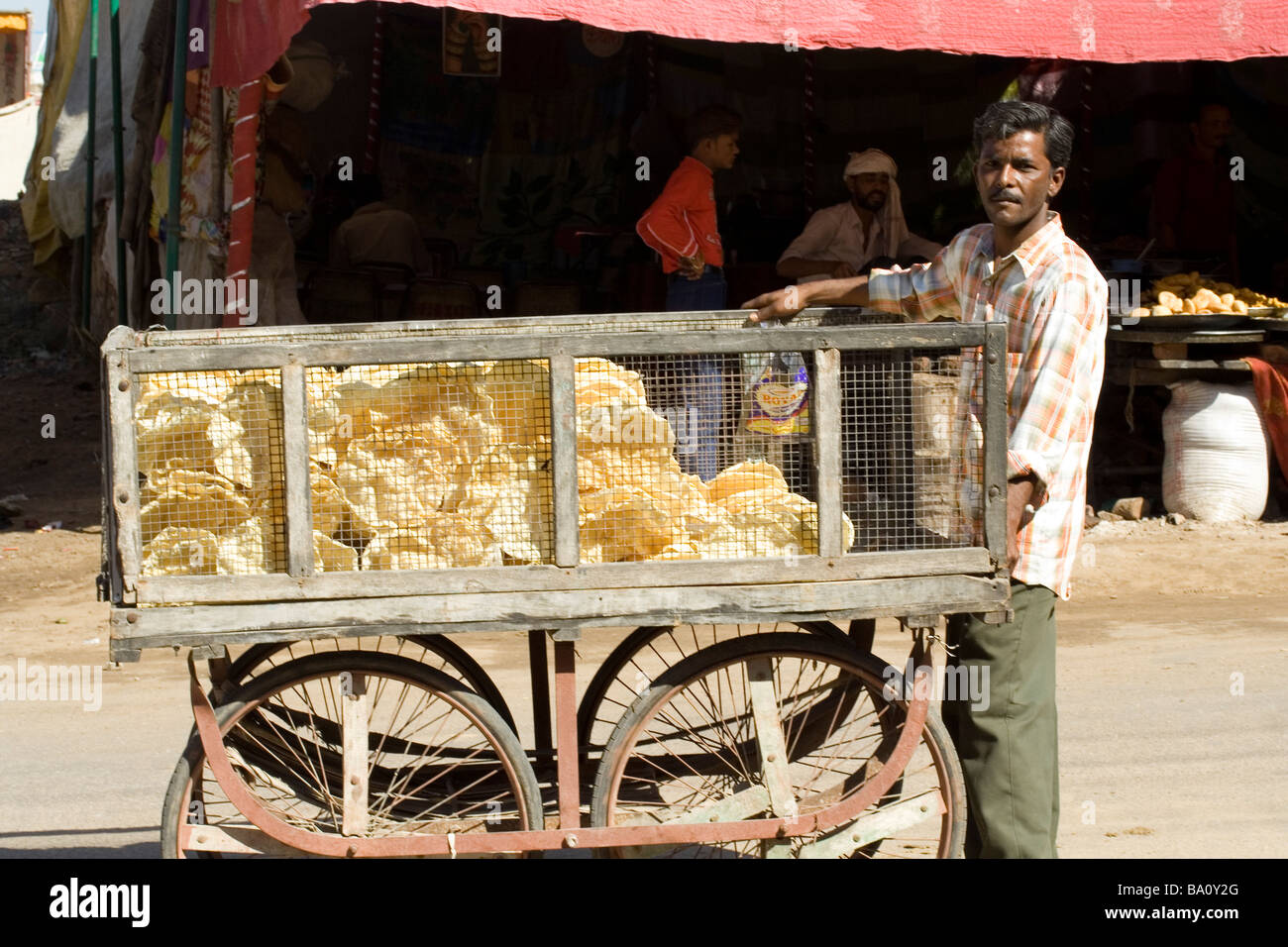 Pappadum Verkäufer, Pushkar Camel fair Stockfoto