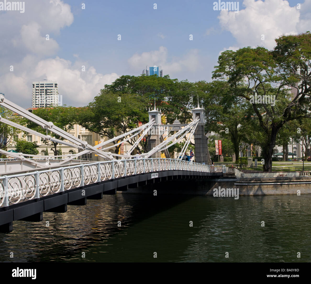 Cavenagh Brücke über den Singapore River, von Boat Quay gesehen. Stockfoto