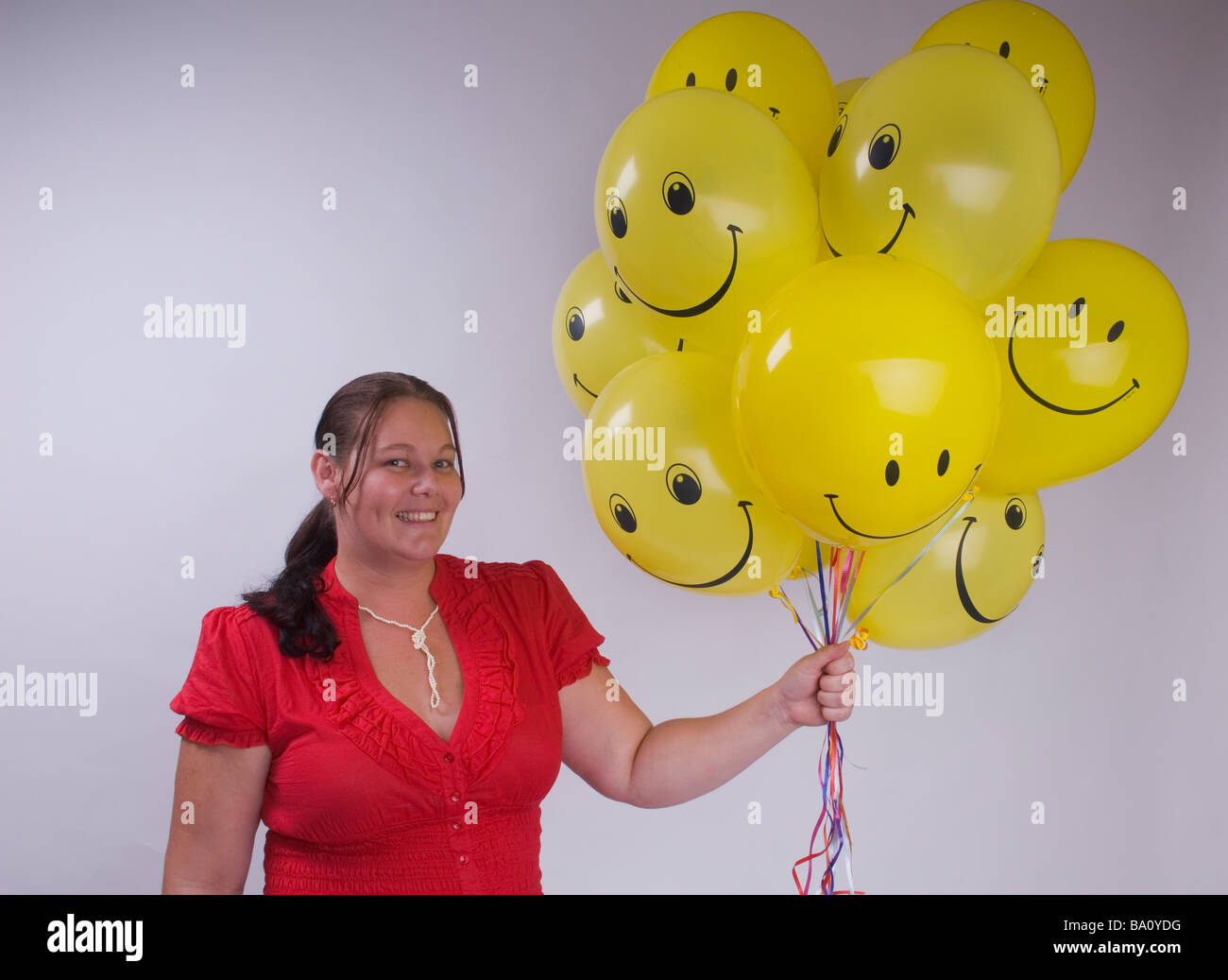 glückliche Frau smily Gesicht Ballons Stockfoto