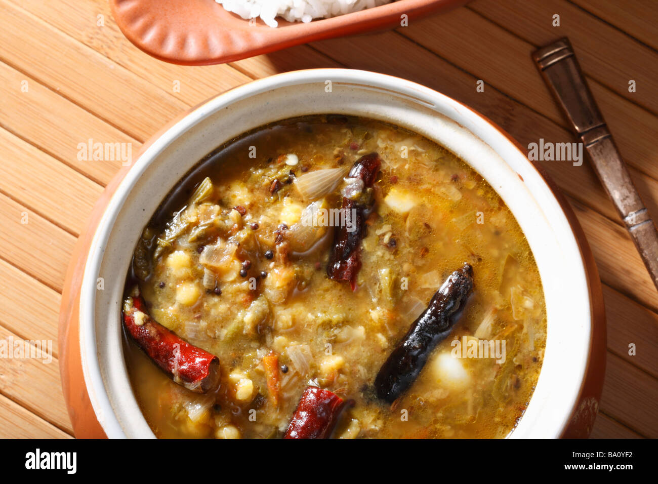 Akukura Pappu ist ein vegetarisches Gericht aus Bengal Gram dal und grüne Blätter wie Palak, Spinat, Rehkörner Stockfoto