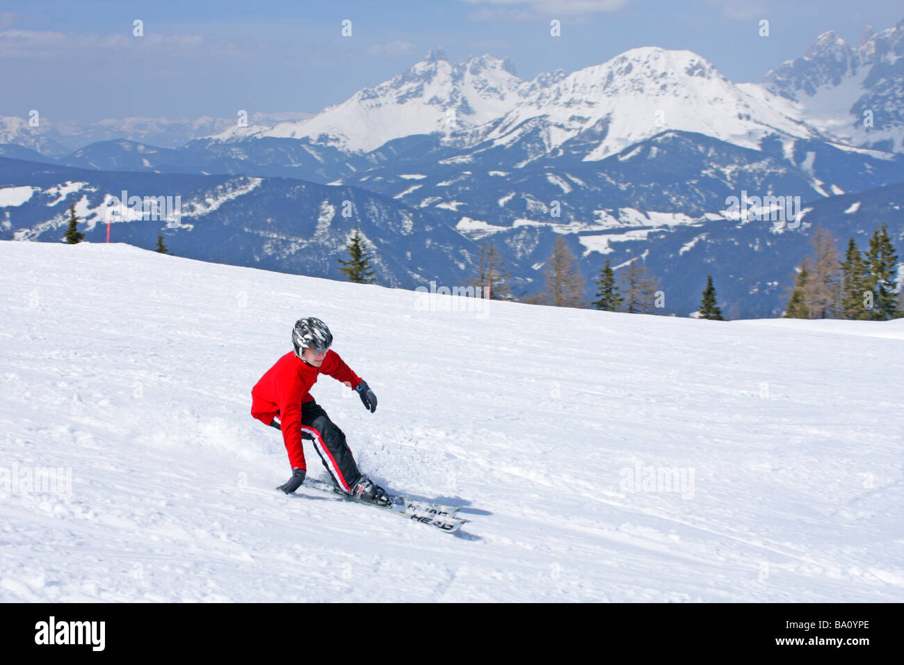 Teenager auf der Reiteralm in der Steiermark, Ski Alpin im Hintergrund Inful Hut Berg, Österreich Stockfoto