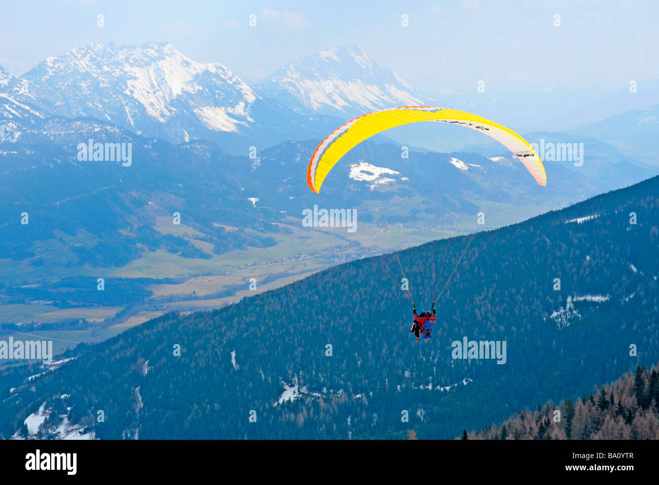 Gleitschirm und sein Beifahrer auf der Planai in der Steiermark, Österreich Stockfoto