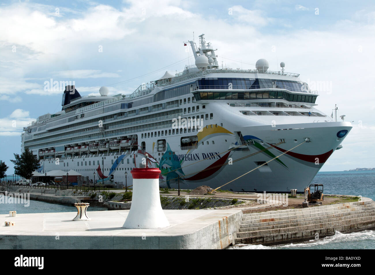 Schuss der Kreuzfahrt Schiff Norwegian Dawn, festgemacht-Up im Nordbecken, Dockyard Wharf, Royal Naval Dockyard, Bermuda Stockfoto