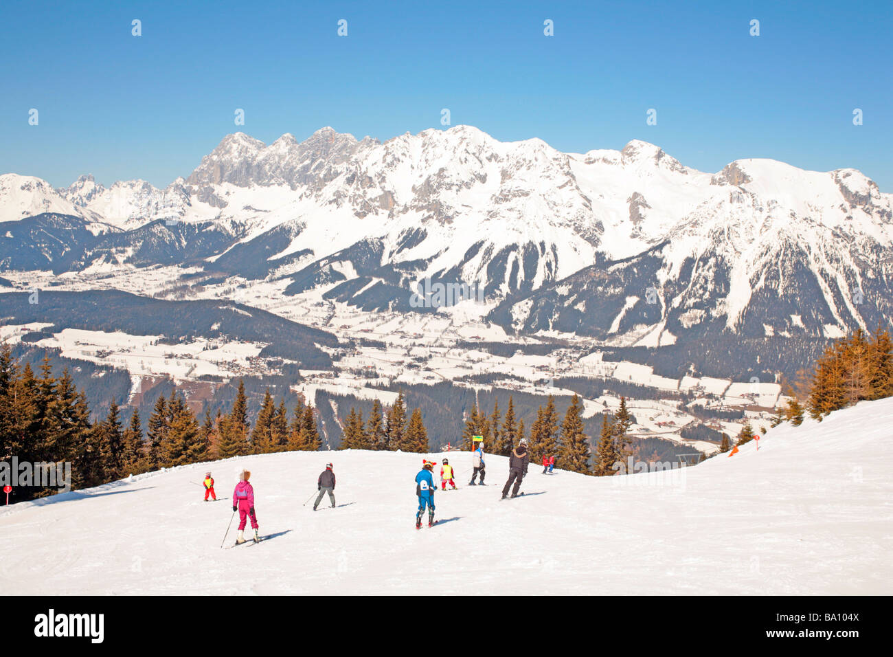 Alpin-Skifahrer vor Berg Dachstein, Planai, Steiermark, Österreich Stockfoto