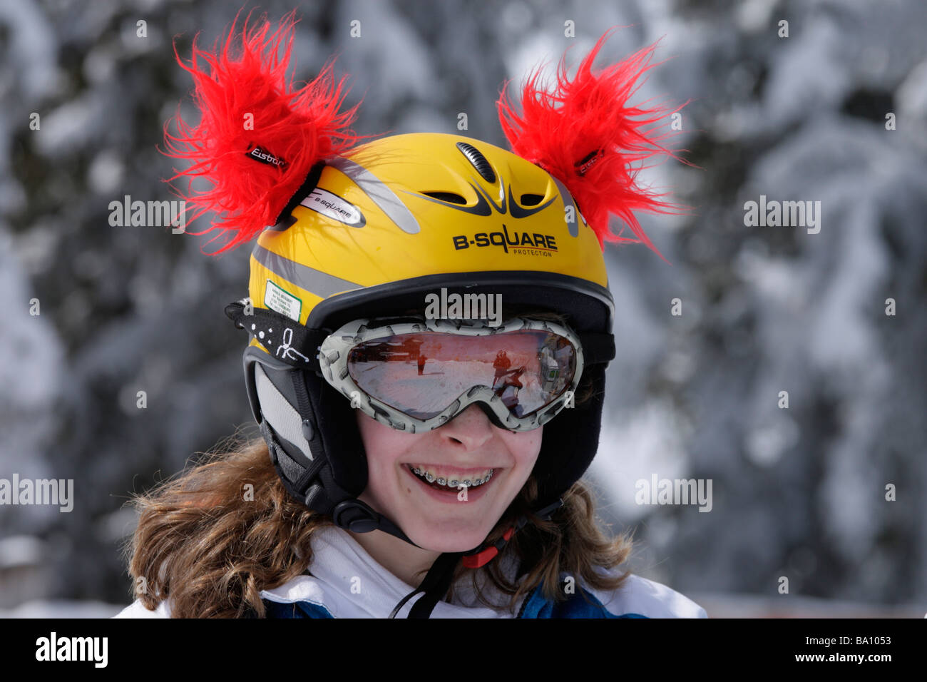 Porträt einer jungen Skirennläuferin mit Ski Helm, Steiermark, Österreich  Stockfotografie - Alamy