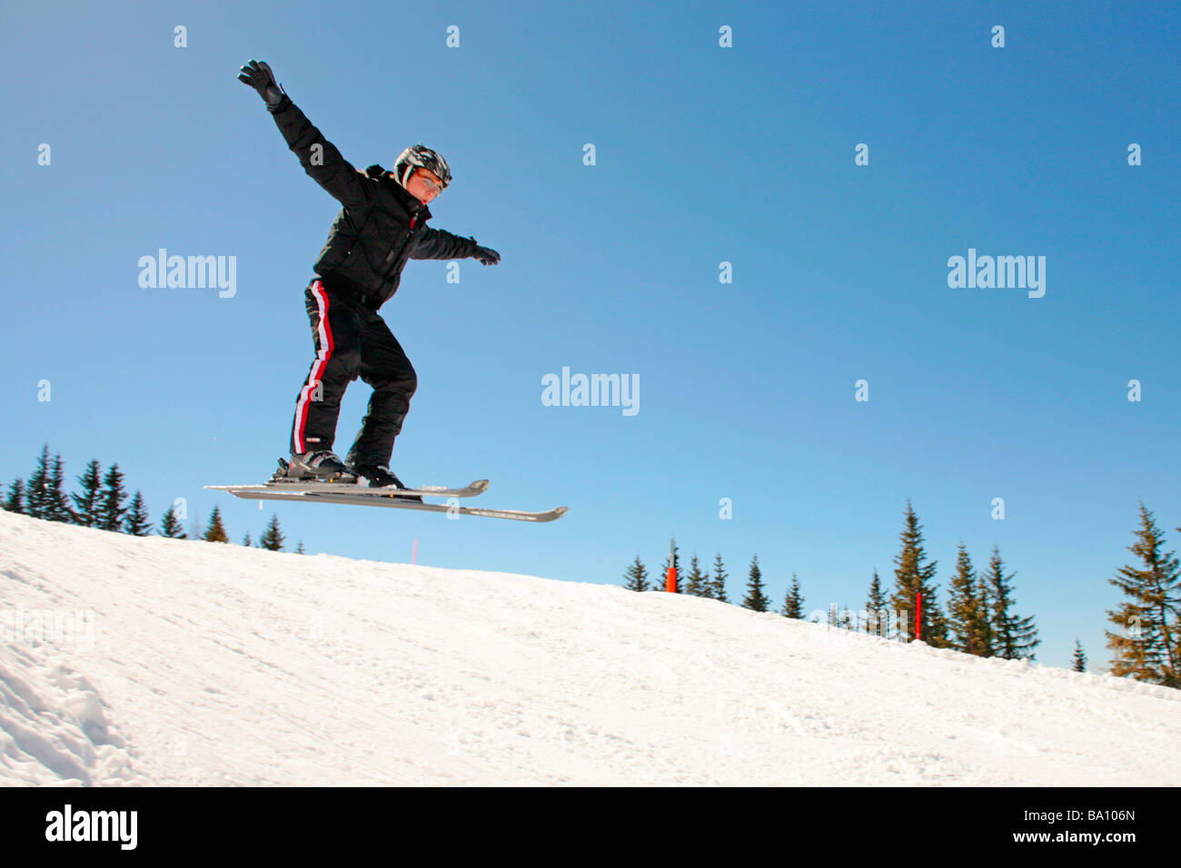 Teenager Skirennläufer springen am Planai, Steiermark, Österreich Stockfoto