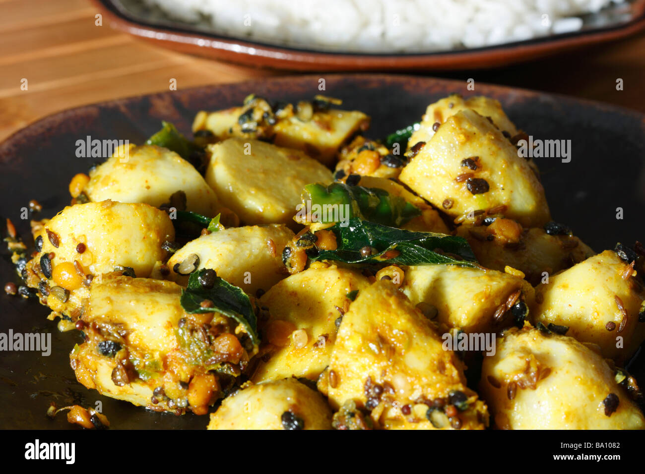 Chama Dumpala Pulusu oder Colocasia Curry ist ein Andhra Stil Tamarinde Suppe mit Tarowurzel Stockfoto