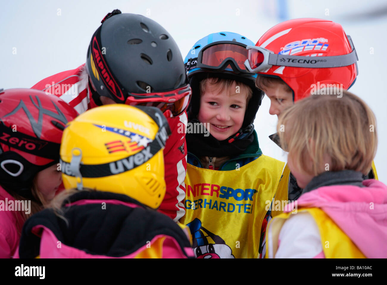 Kinder in einer Skischule.   Achtung: Model-Release der erkennbaren junge nur käuflich! Stockfoto