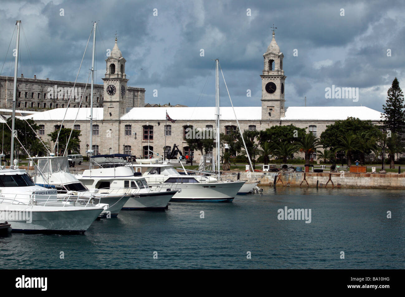 Nähert sich das Becken der Werft Kai in der Royal Naval Dockyard, Bermuda. Der ehemaligen Kaserne sind auf der linken Seite Stockfoto