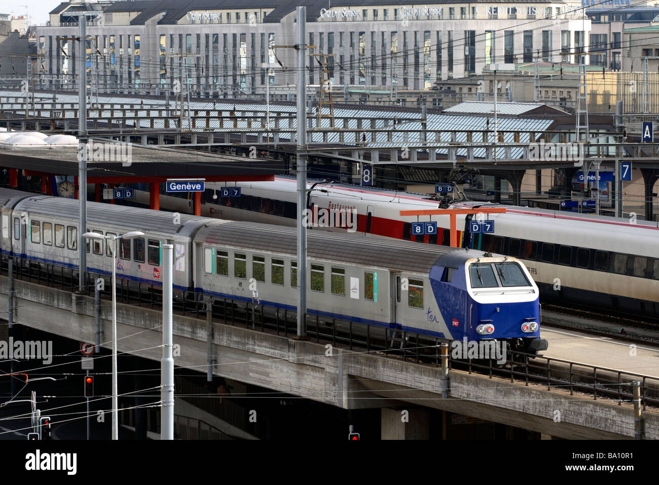 Züge am Bahnhof Cornavin, Genf, Schweiz Stockfoto