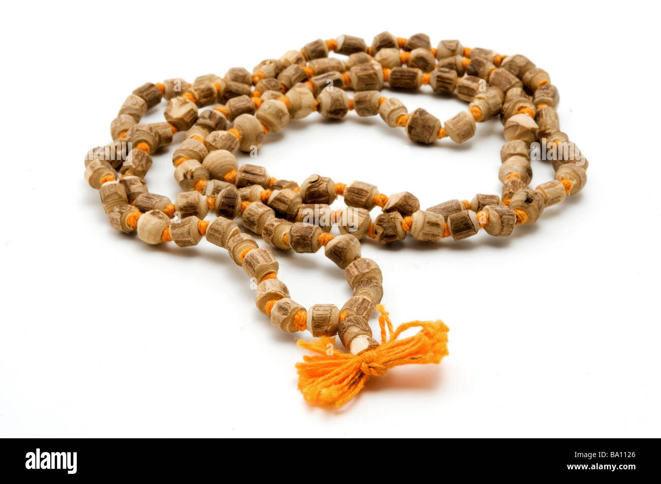 Japa Mala Reihe von Perlen, die üblicherweise von Hindus und Buddhisten auf weißem Hintergrund Stockfoto