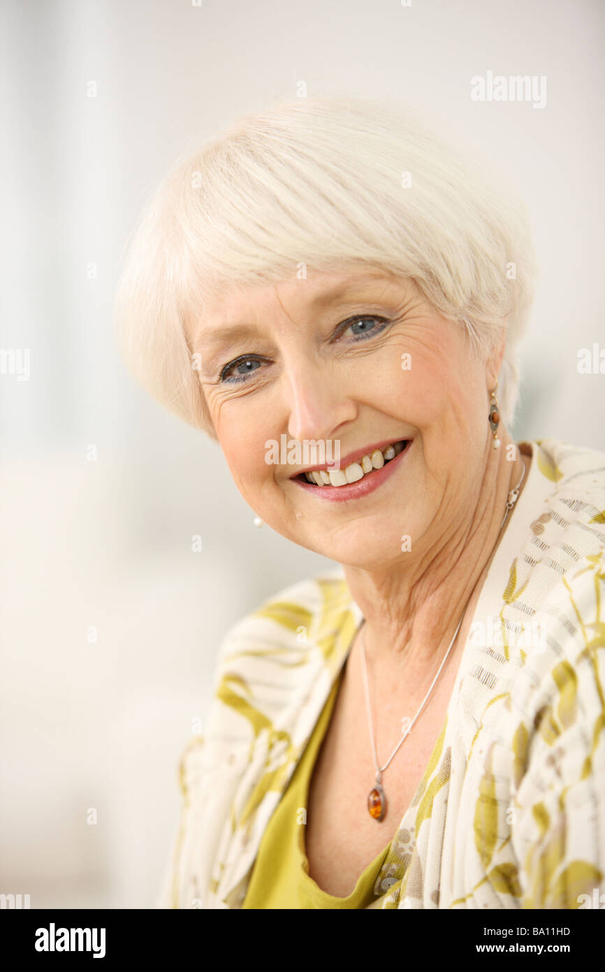 Ältere Frau lächelnd schließen sich Stockfoto