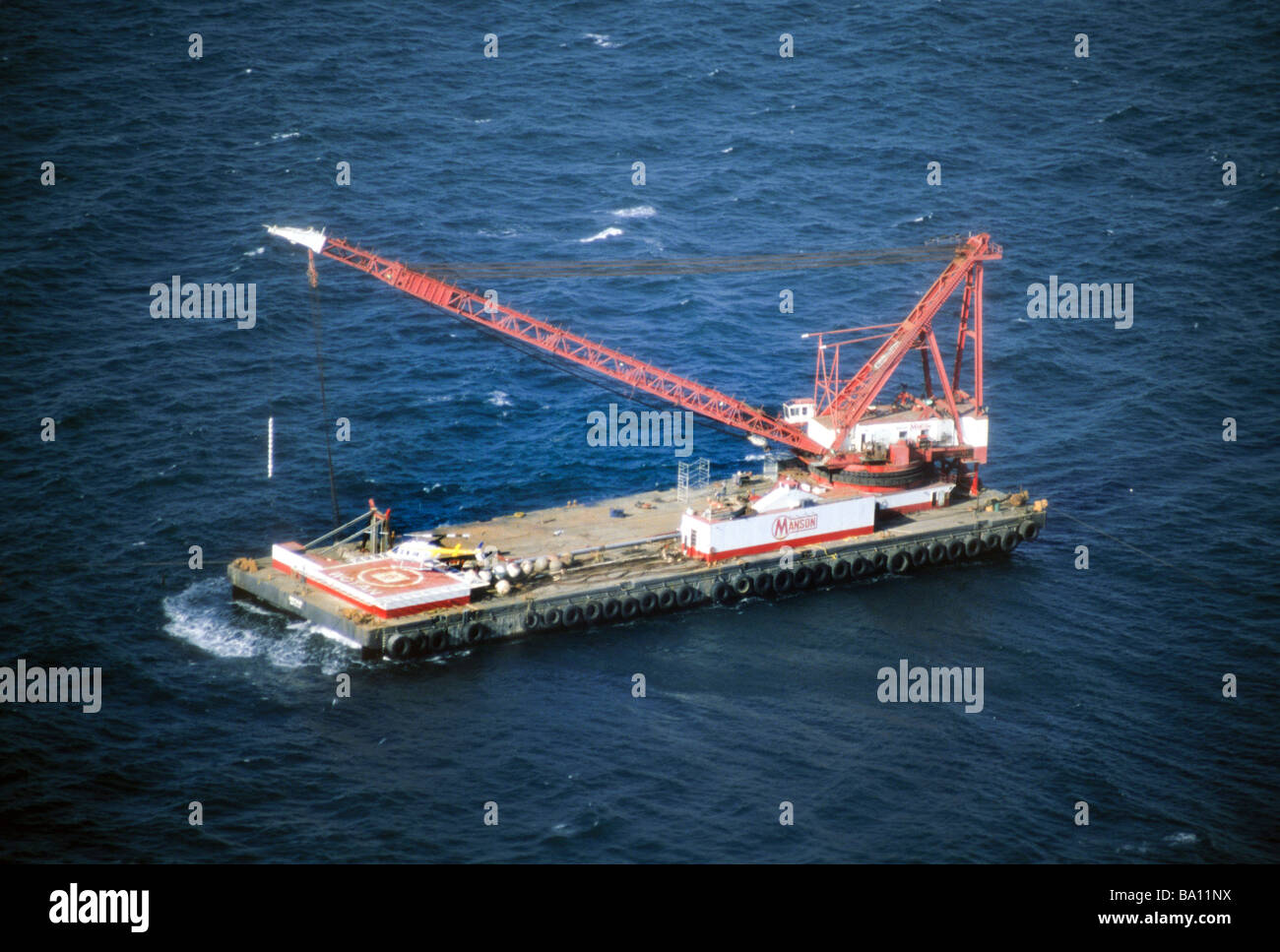 Kran Derrick Barge Ozean Meer Wasser schweben Arbeit Werkzeug Ausrüstung Schiffshebewerk tragen macht Konstrukt Build verschieben Stockfoto