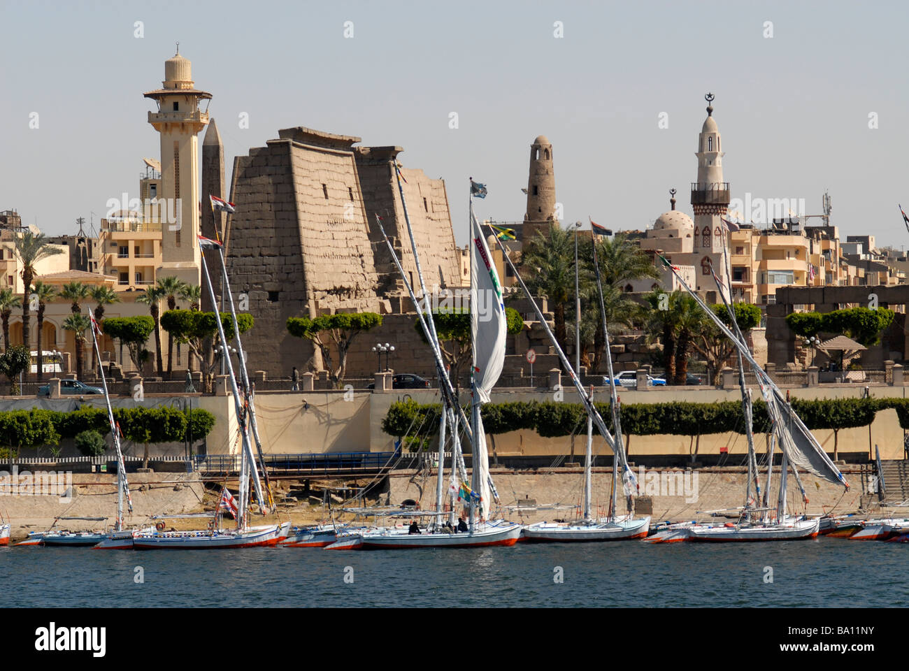 Luxor-Tempel, gesehen aus dem Nil mit Segelbooten vor Stockfoto