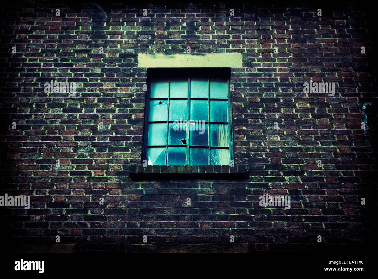 Fenster mit ein Einschussloch in Manchester UK Stockfoto