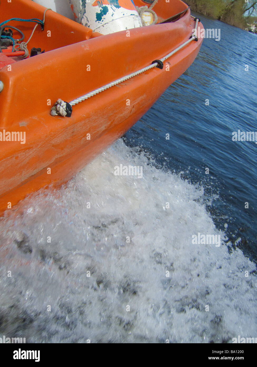 Waschen von Seite des Schnellboot das Flussufer schädigt Stockfoto