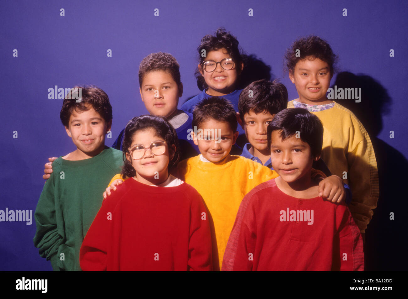 Gruppe-Cluster Nummer Hispanic junge Mädchen Kinder Lächeln glücklich Schein Anteil Freund genießen Stockfoto