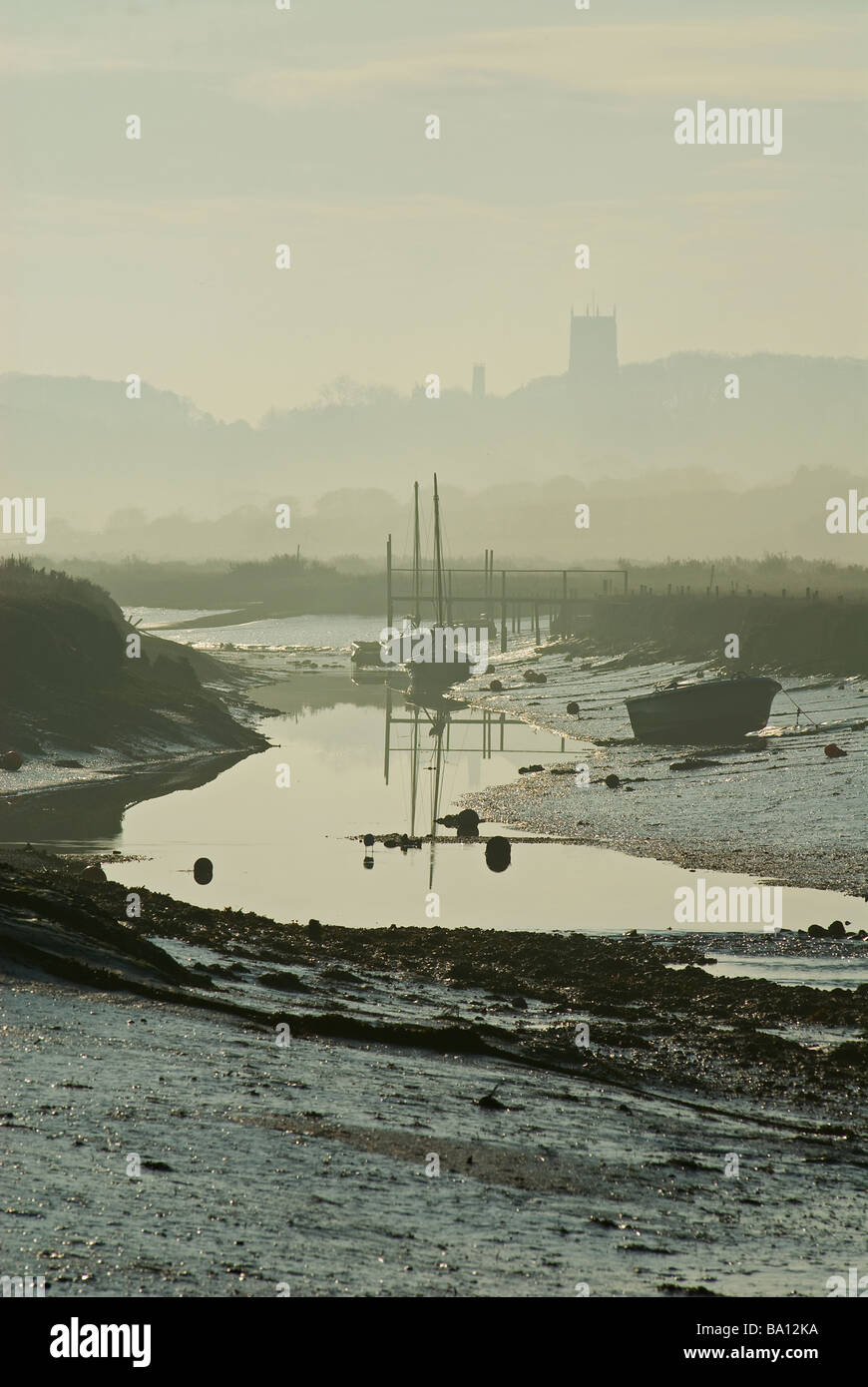 Hazy Frühlingsmorgen am Morston Quay mit Blick auf das Dorf Blakeney. Stockfoto