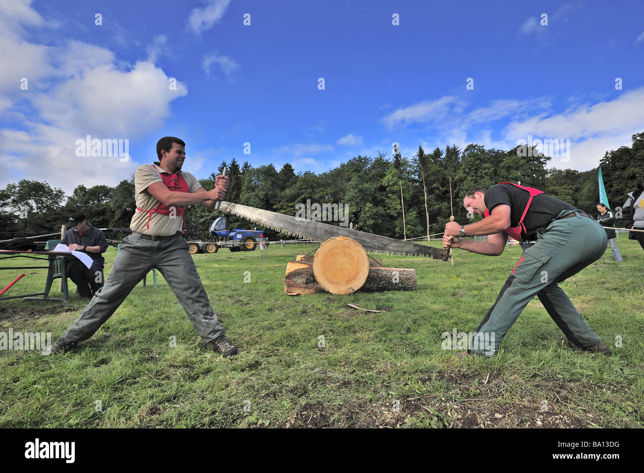 Zwei Logger mit einer traditionellen Handsäge, um ein Kiefer-Protokoll zu schneiden. Stockfoto