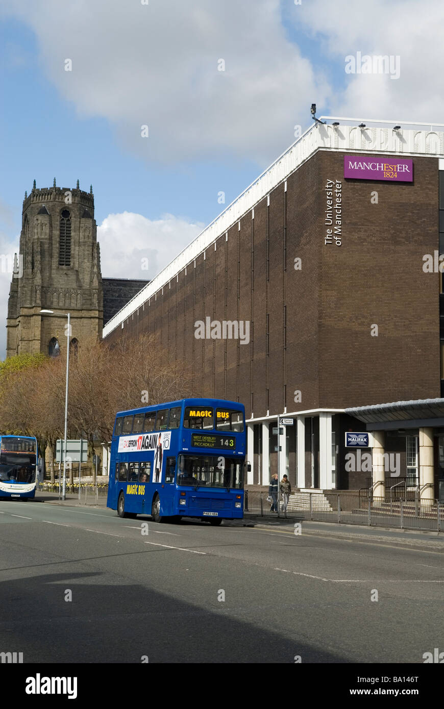Double Decker Postkutsche Bus außerhalb der Universität Manchester UK Stockfoto