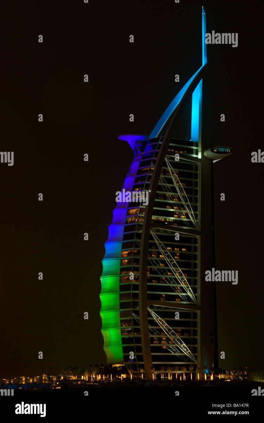 Burj Al Arab 7 Sterne Hotel am Abend beleuchtet mit verschiedenen Farben in Dubai, VAE Stockfoto