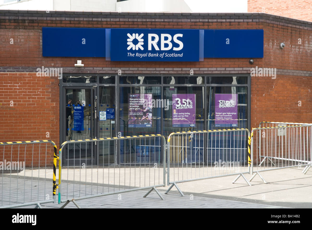 Zäune vor RBS Bank in Manchester UK Stockfoto