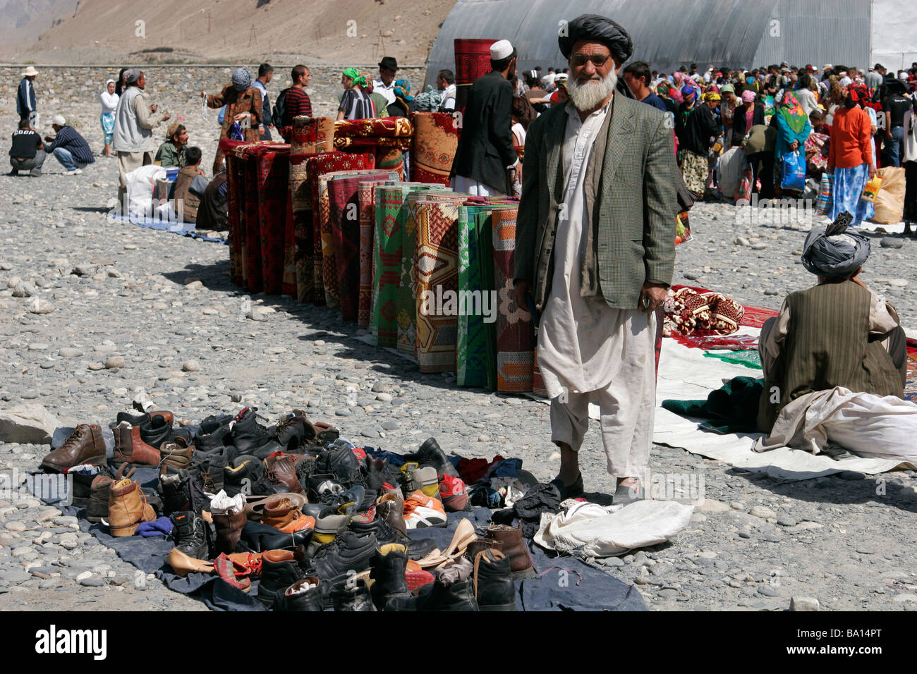 Afghanischer Mann mit Turban auf dem grenzüberschreitenden Markt in der Nähe von Ishkashim an der Grenze zwischen Tadschikistan und Afghanistan Stockfoto