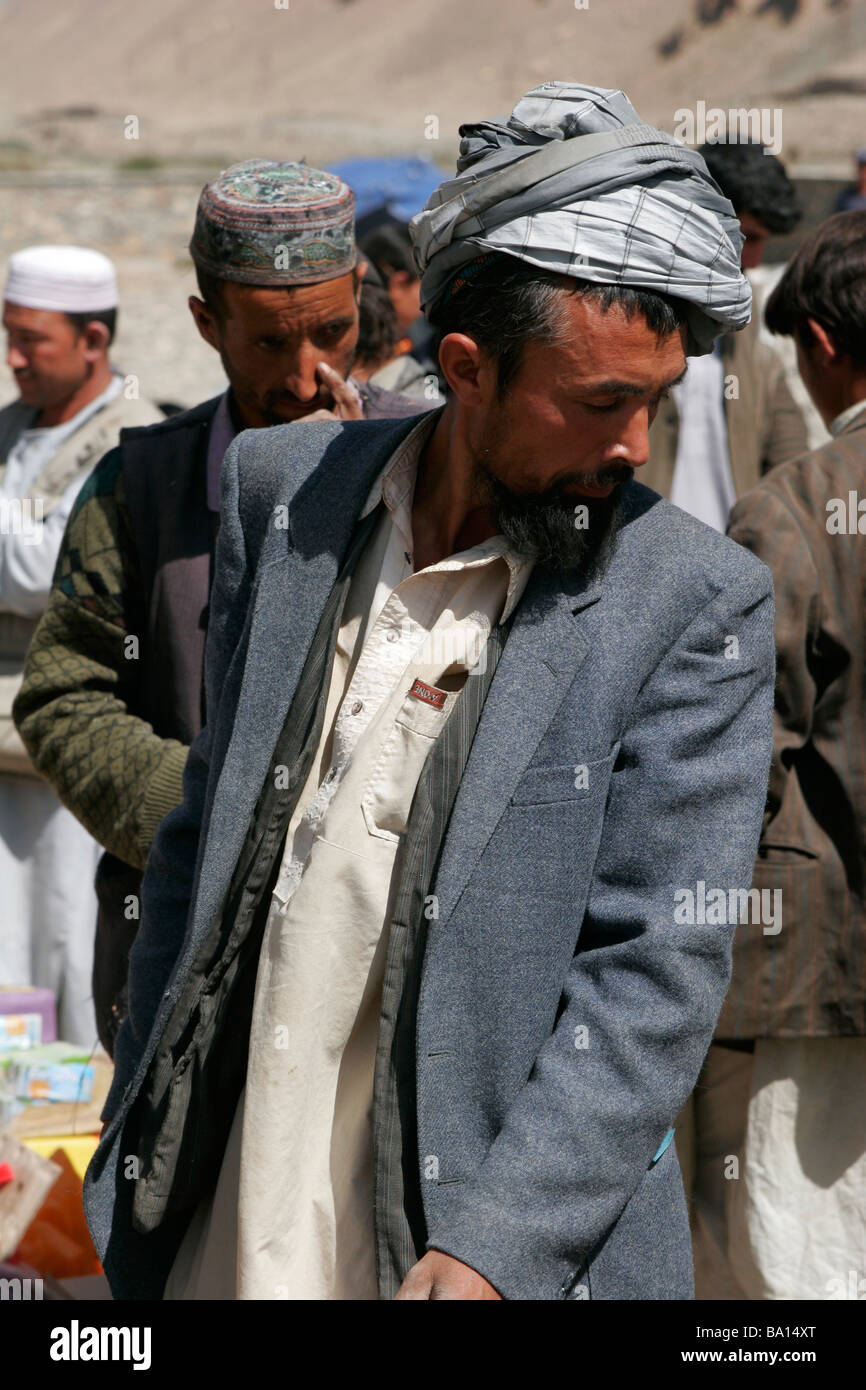 Afghanischer Mann auf dem grenzüberschreitenden Markt in der Nähe von Ishkashim an der Grenze zwischen Tadschikistan und Afghanistan Stockfoto