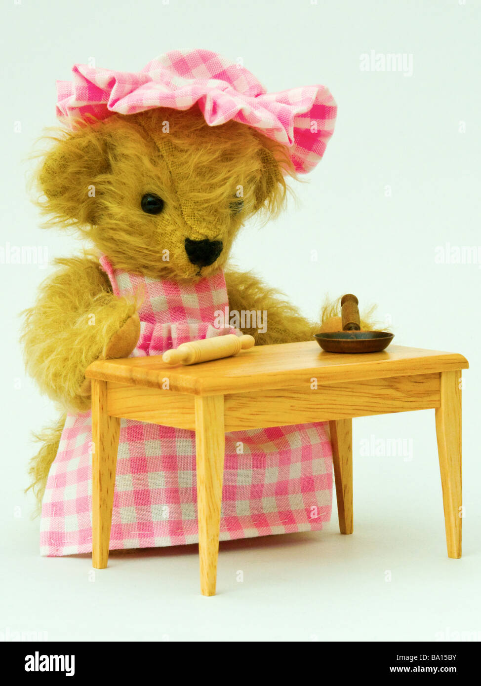 Miniatur-Teddy-Koch am Tisch (Mini tragen Sammlung) Stockfoto